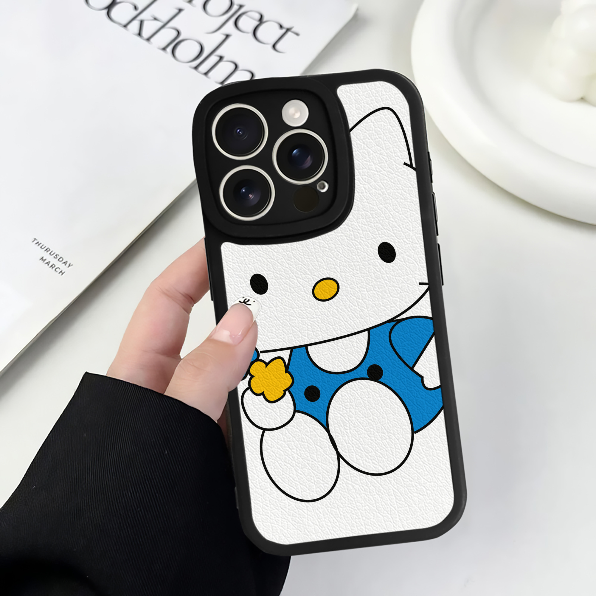 （画像用） Hello Kitty ハローキティ 【iPhone 16シリーズ対応】シリコンスマホケース（レザー調） 材質：シリコン
